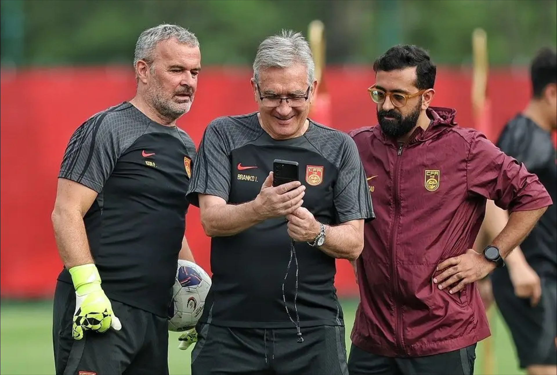 窗口期那不勒斯备战足总杯，临场应变细节曝光，媒体盛赞，临场指挥获称赞的简单介绍