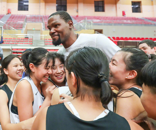 巴塞罗那训练开放日；国际比赛日门线救险引欢呼；欧超杯在即；纪律约束更严格的简单介绍