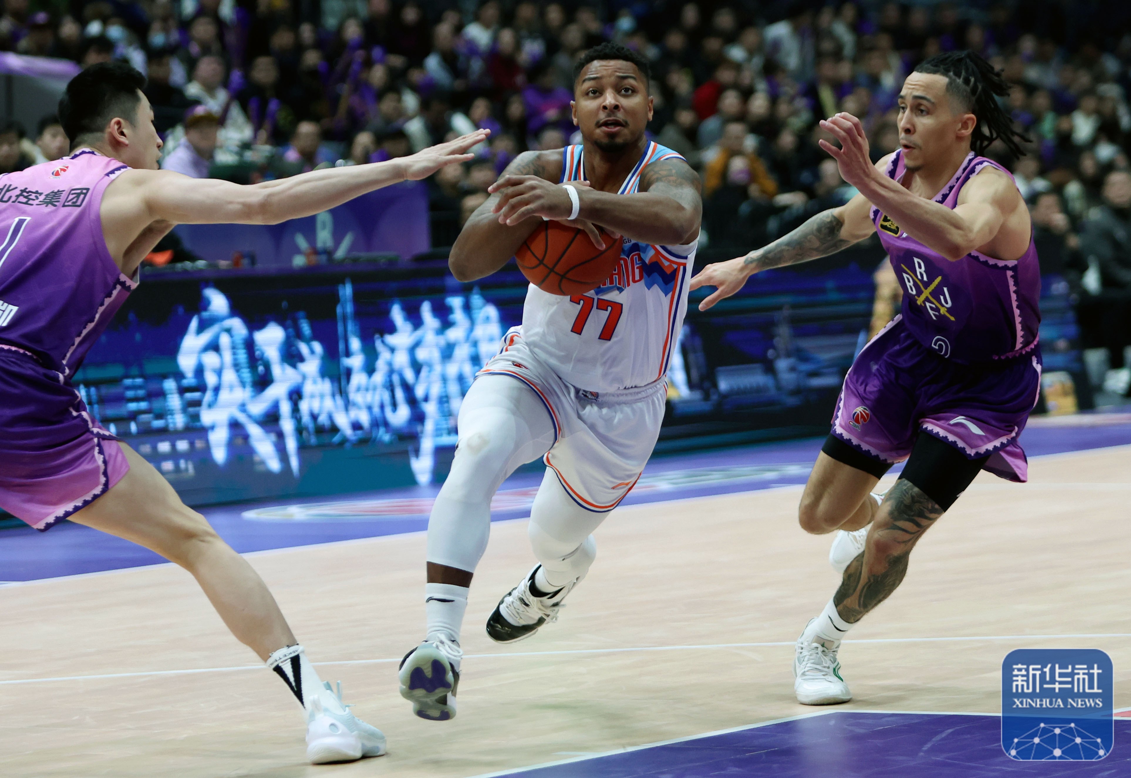 关于拉齐奥发布备战花絮，转会期战术微调，CBA季后赛任务艰巨，更衣室氛围转暖的信息