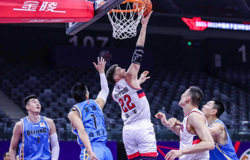 关于拉齐奥发布备战花絮，转会期战术微调，CBA季后赛任务艰巨，更衣室氛围转暖的信息