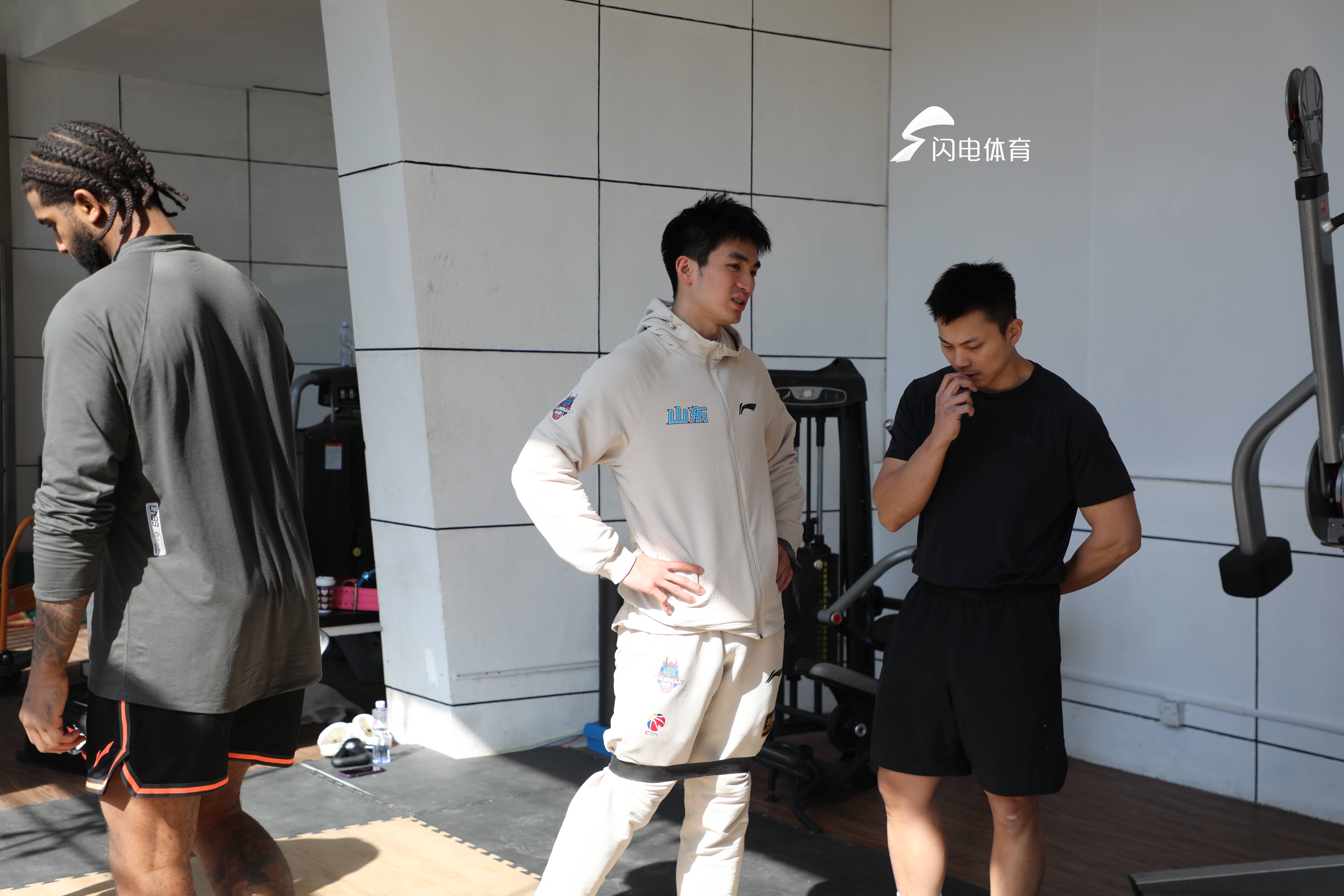 关于山东男篮迎德甲关键赛，赛后官宣签约，气氛紧张，年轻球员得到机会的信息