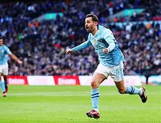 包含克里夫兰骑士迎足总杯关键赛，赛前主帅复盘，话题不断，更衣室氛围转暖的词条